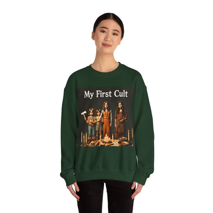 Sweatshirt – Kultig gruselig: „My First Cult“-Sweatshirt – Dark Humor für Fortgeschrittene | True Insights Design mit Humor