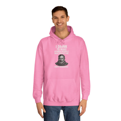 Ernest Hemingway Hoodie - I Drink To Make Other People More Interesting - Lustiges Zitat Geschenk für Literatur- & Whisky-Fans