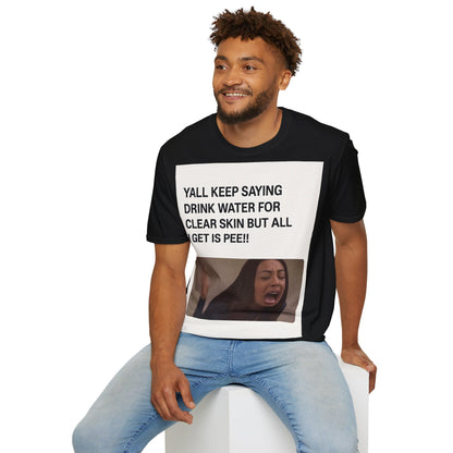 YALL KEEP SAYING DRINK WATER FOR CLEAR SKIN BUT ALL I GET IS PEE!! – Freches Satire-Design für mutige Statements | True Insights