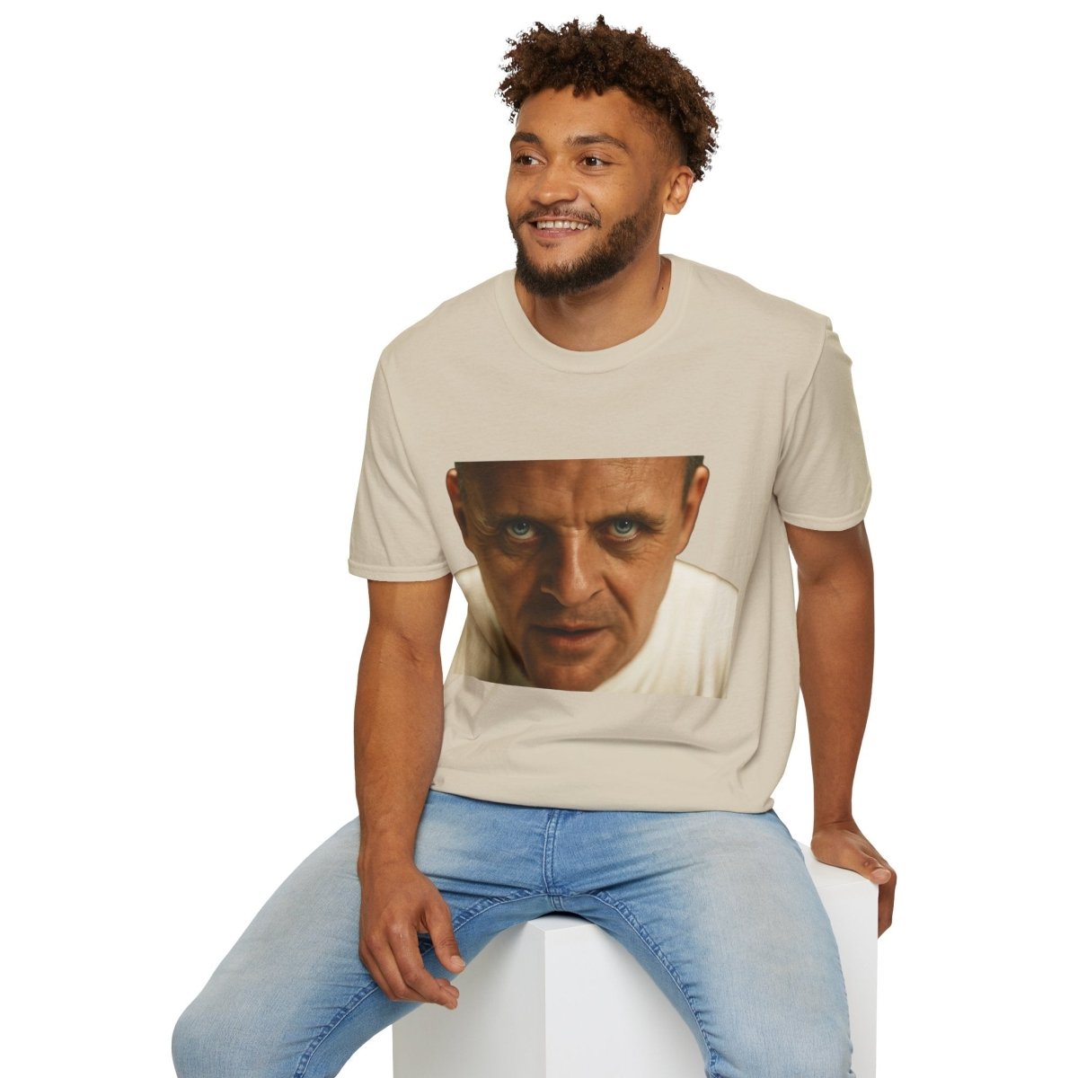 Intensivblick – Kultfilm-Charakter auf Shirt | Satirisches Film-T-Shirt für echte Cineasten – Freches Satire-Design für mutige Statements | True Insights