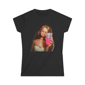 Doll Meme Barbicore Damen T-Shirt – Lustiges Diva Drama Motiv mit pinkem Drink, Y2K Statement Shirt für Partys & Geschenk