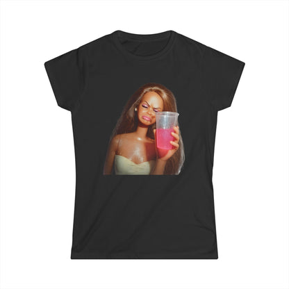Doll Meme Barbicore Damen T-Shirt – Lustiges Diva Drama Motiv mit pinkem Drink, Y2K Statement Shirt für Partys & Geschenk