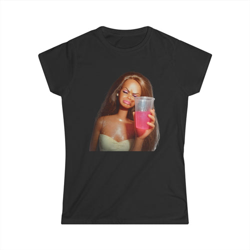 Doll Meme Barbicore Damen T-Shirt – Lustiges Diva Drama Motiv mit pinkem Drink, Y2K Statement Shirt für Partys & Geschenk