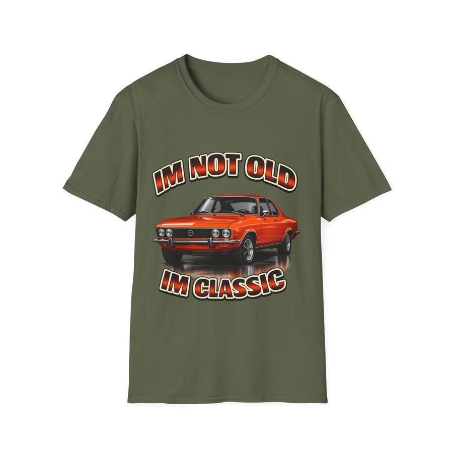 Olivgrünes T-Shirt mit Aufdruck eines roten Opel Manta und Text „I'M NOT OLD I'M CLASSIC“.