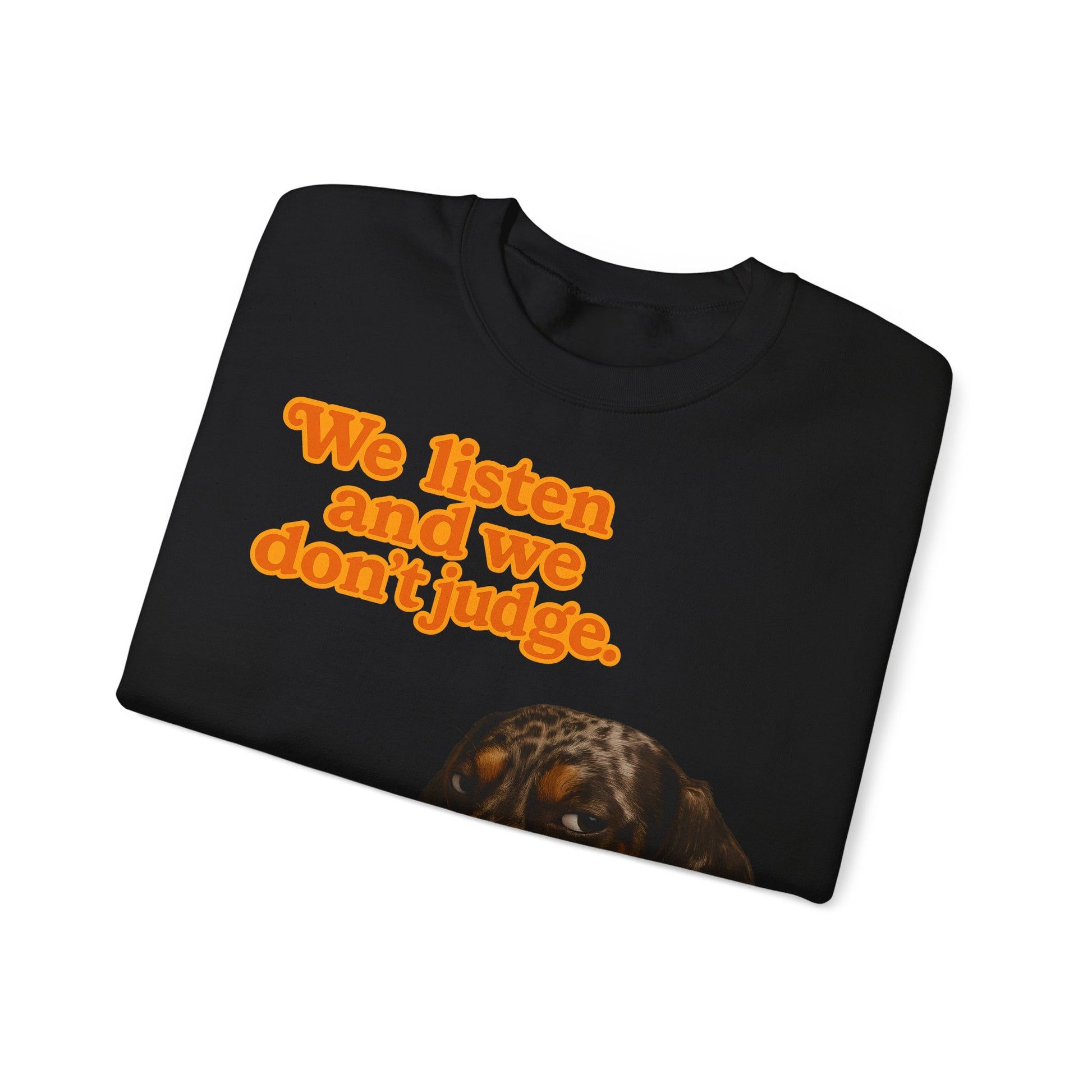 Dackel-Sweatshirt mit Retro-Print & dem Spruch „We listen and we don’t judge.“ Für Hundefans mit Humor – bequem, warm & voller Charakter.