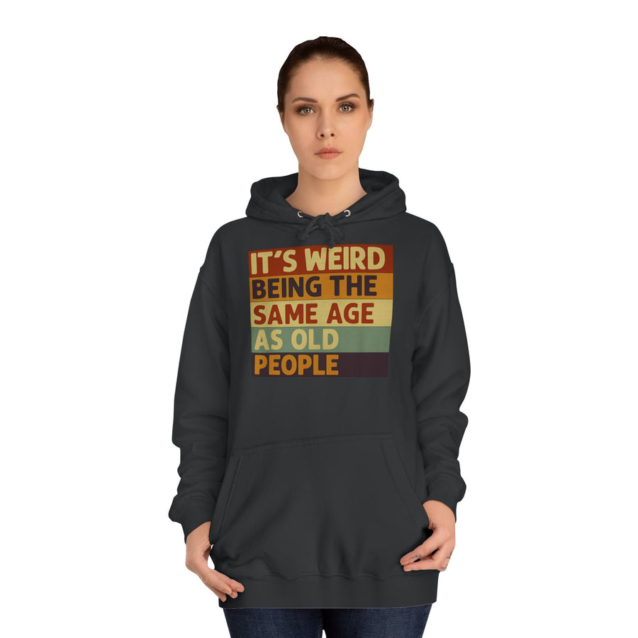 „It's weird being the same age as old people“ Hoodie – Satirisches Retro-Motiv