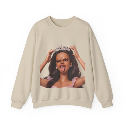 Barbicore Sweatshirt – Freches Doll-Motiv mit Tiara & Zunge raus | Pinkes Puppen-Design für Fans, Ironie & Statement-Fashion