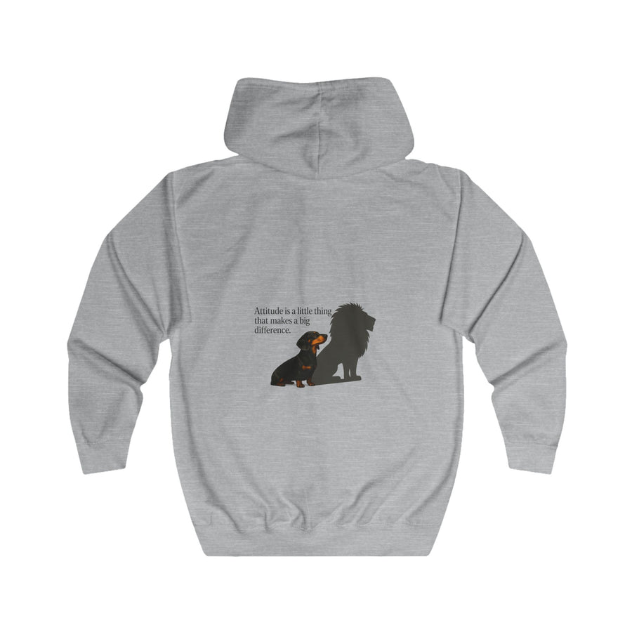 Dackel mit Spruch Zip-Hoodie – „Attitude is a little thing…“ Dackel mit Löwen-Schatten
