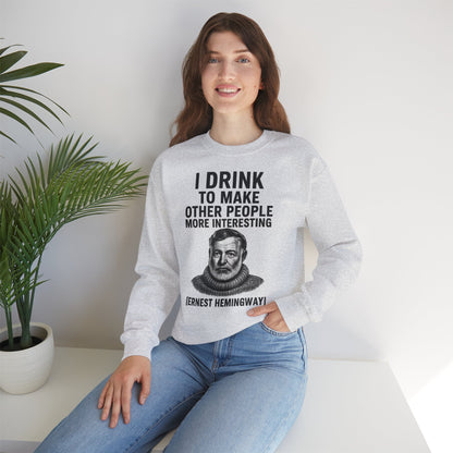 Hemingway Zitat Sweatshirt – "I Drink to Make Other People More Interesting" | Literaten & Genießer Pullover-Sweatshirt-True Insights