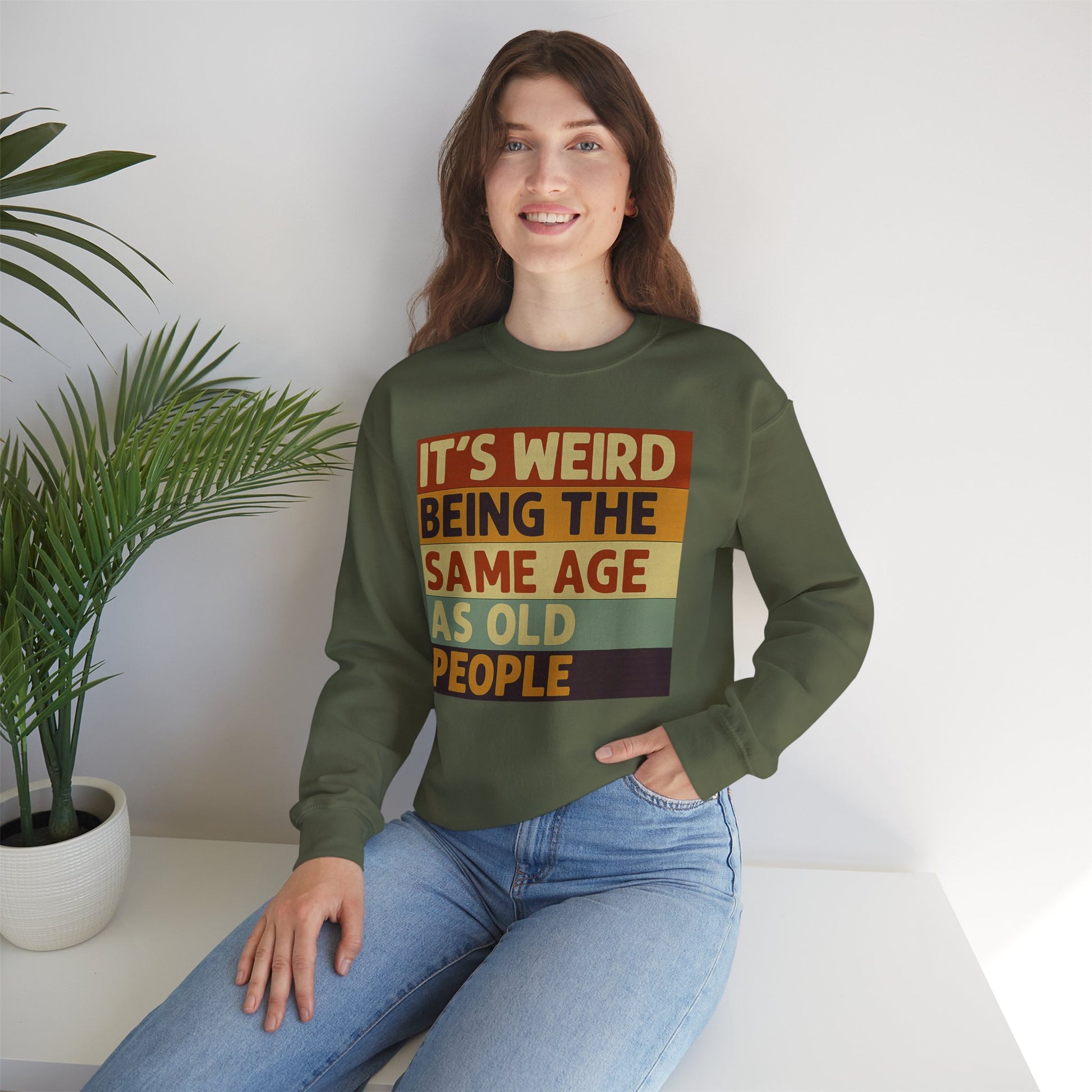 „It’s weird being the same age as old people“ – Vintage Sweatshirt mit Alterswitz – Freches Satire-Design für mutige Statements | True Insights