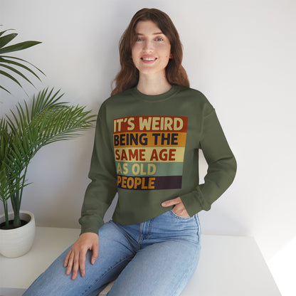 „It’s weird being the same age as old people“ – Vintage Sweatshirt mit Alterswitz – Freches Satire-Design für mutige Statements | True Insights