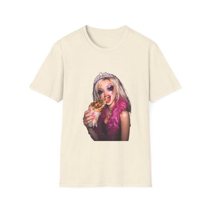 Lustiges Puppen-Meme T-Shirt im Barbie-Stil – Frau mit Tiara isst Döner, Retro-Glamour Humor Shirt von True Insights