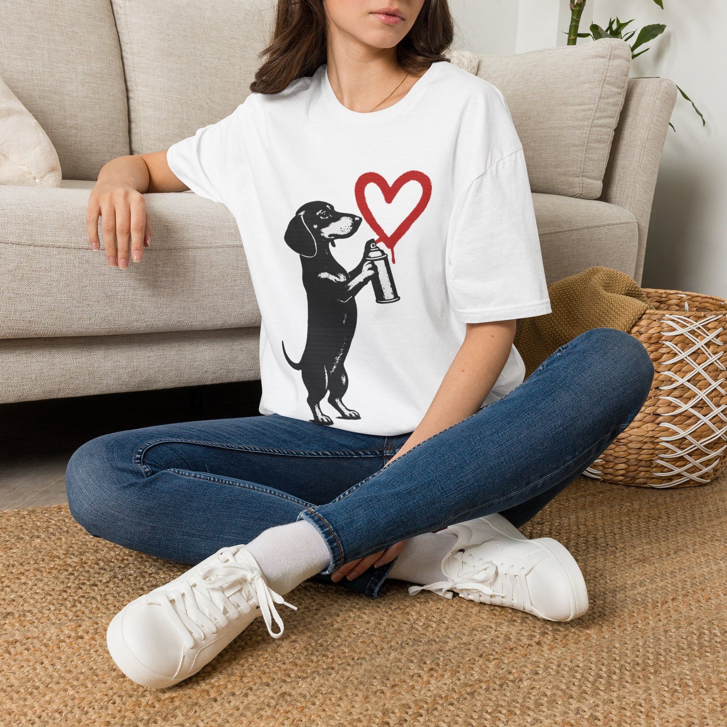 Dackel mit Sprühdose Herz T-Shirt Unisex – Street Art Graffiti Hund Motiv, perfektes Geschenk für Dackelliebhaber & Valentinstag