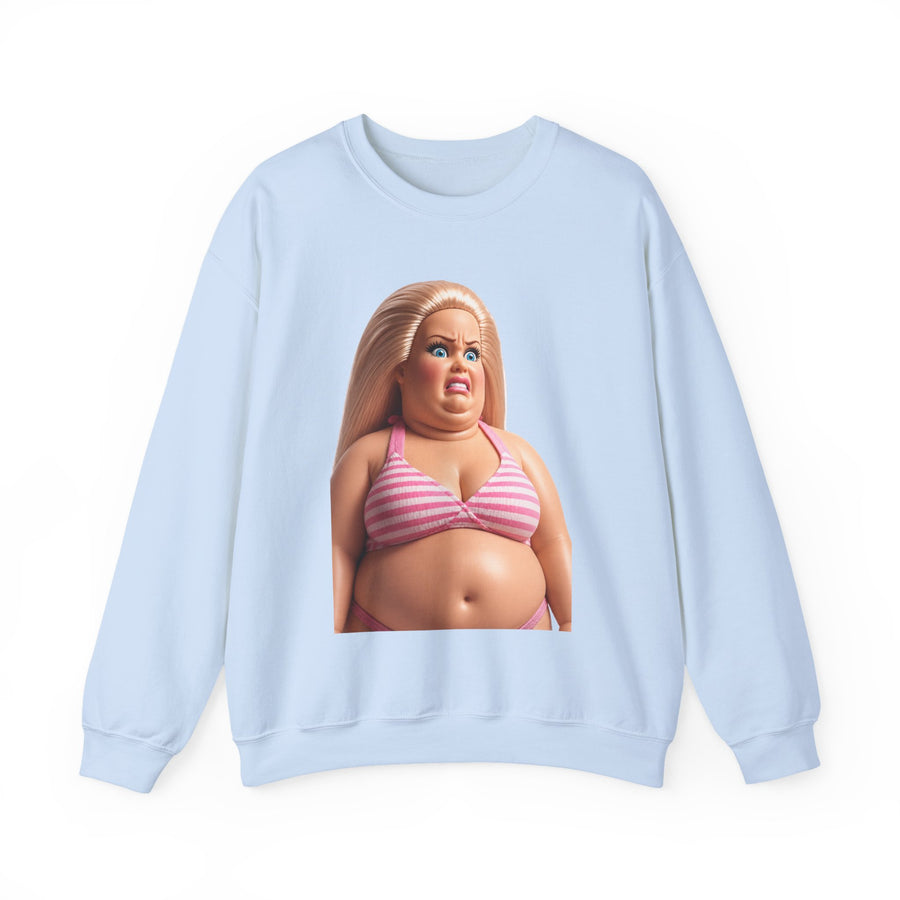 True Insights Genervte Blondine Sweatshirt – Lustiges Statement-Motiv mit Bikini-Puppe in Light Blue