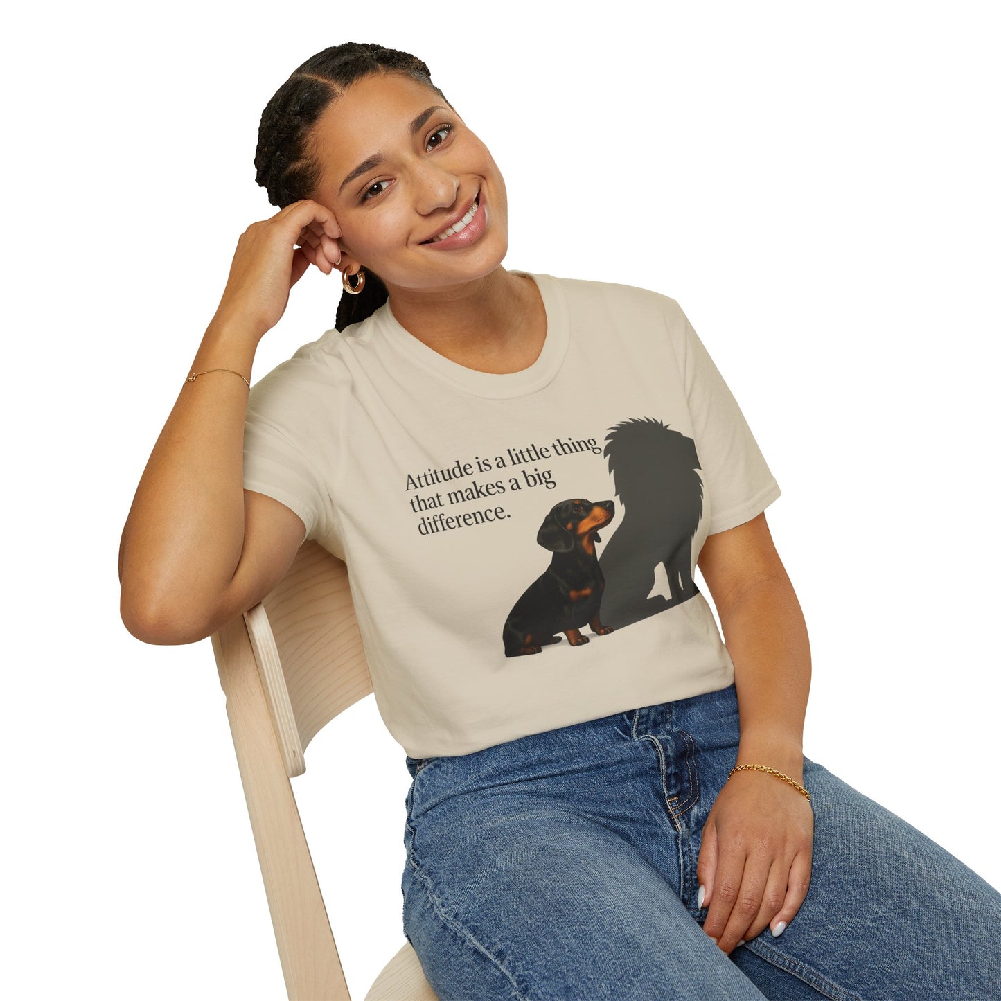 Dackel Shirt mit Spruch – „Attitude is a little thing…“ | Inspirierendes Motiv mit Löwen-Schatten – Lustiges T-Shirt | True Insights – Bild 37