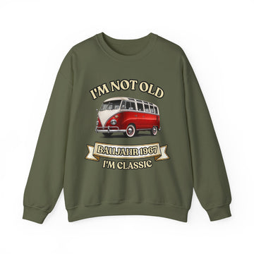 Geschenk zum 60. Geburtstag – Pullover Jahrgang 1967 VW Bulli – Military Green – Vorderseite