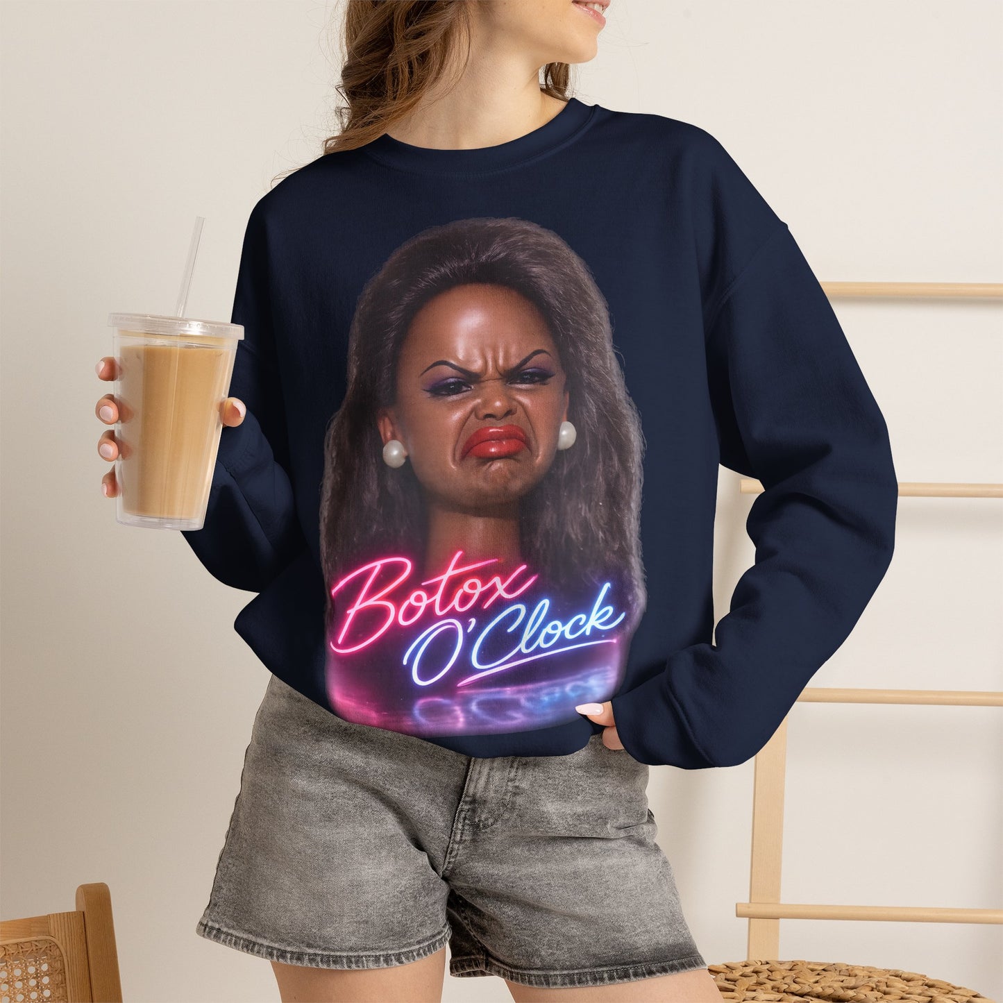 Botox O'Clock T-Shirt Damen Herren – Lustiges Neon Meme Statement Shirt Geschenk für Beauty Fans
