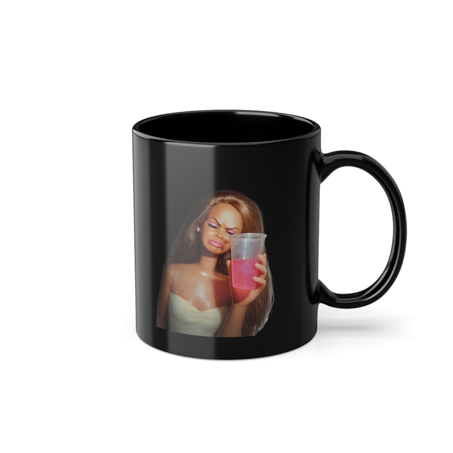 Doll Meme Barbicore Tasse Schwarz – Lustiges Meme Motiv Kaffeetasse für Fans, Geschenkidee Frauen, Party & Büro