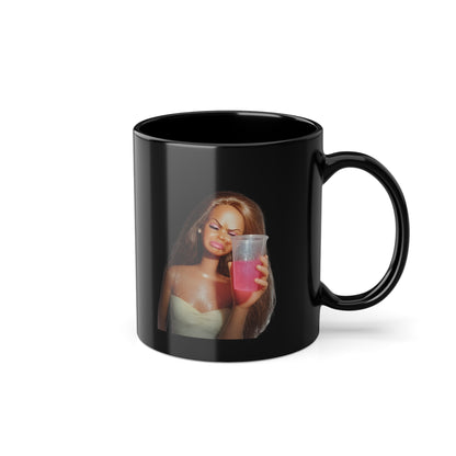 Doll Meme Barbicore Tasse Schwarz – Lustiges Meme Motiv Kaffeetasse für Fans, Geschenkidee Frauen, Party & Büro