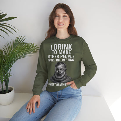 Hemingway Zitat Sweatshirt – "I Drink to Make Other People More Interesting" | Literaten & Genießer Pullover-Sweatshirt-True Insights