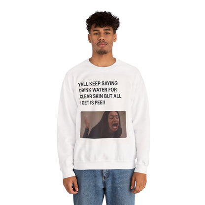 Sweatshirt – Sarkastisches Meme-Sweatshirt – „Drink Water for Skin… all I get is Pee!“ | True Insights Design mit Humor
