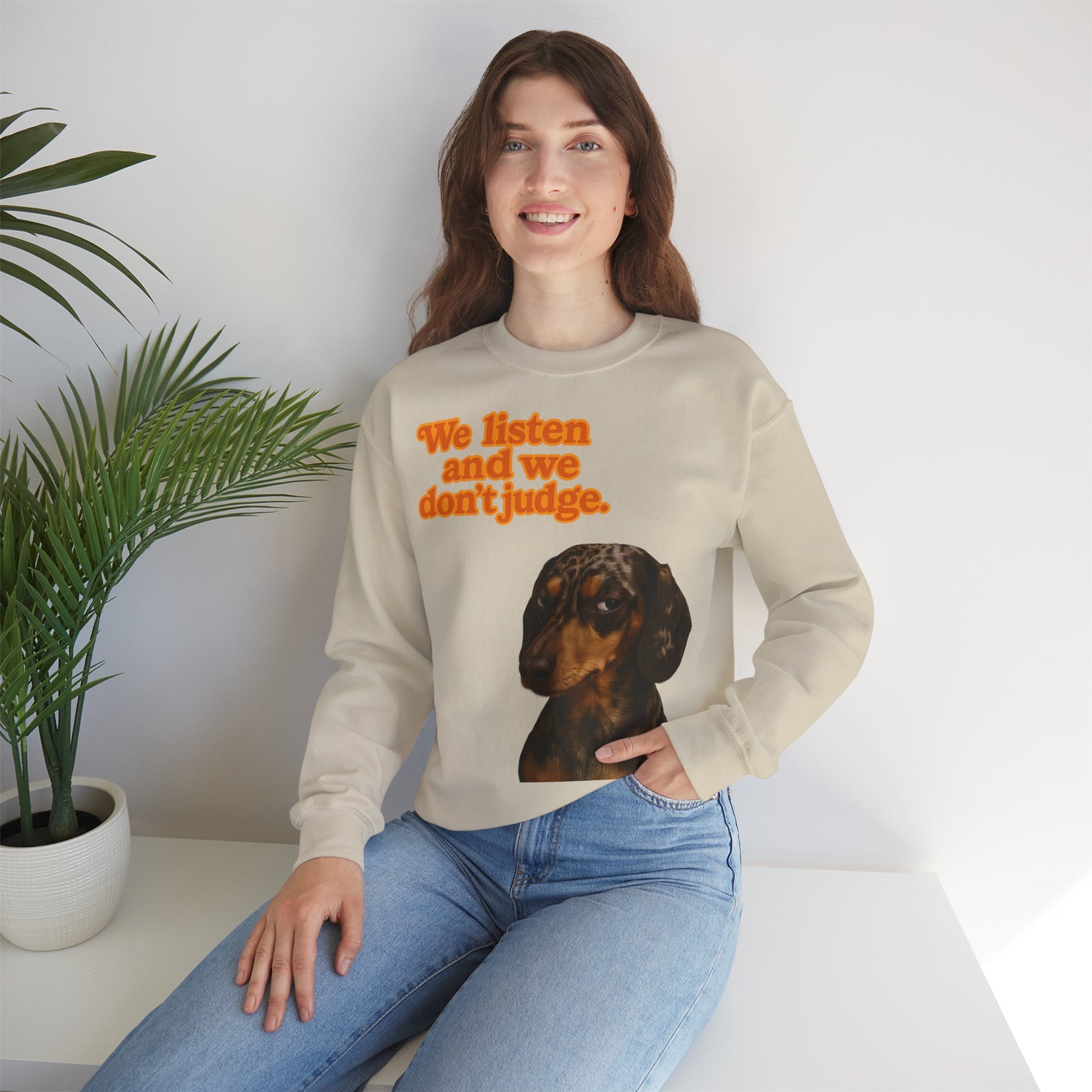 Dackel-Sweatshirt mit Retro-Print & dem Spruch „We listen and we don’t judge.“ Für Hundefans mit Humor – bequem, warm & voller Charakter.