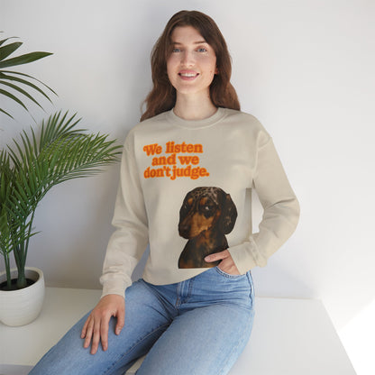 Dackel-Sweatshirt mit Retro-Print & dem Spruch „We listen and we don’t judge.“ Für Hundefans mit Humor – bequem, warm & voller Charakter. – Lustiges Sweatshirt | True Insights – Bild 44