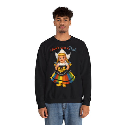 Sweatshirt – I Don't Give a Duck | Nostalgisches Vintage-Mädchen mit Küken – Humorvoll & Originell | True Insights Design mit Humor