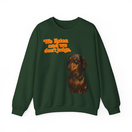Sweatshirt – Dackel SweatShirt – „We listen and we don’t judge.“ | Lustiges Hunde T-Shirt im Vintage-Stil | True Insights Design mit Humor