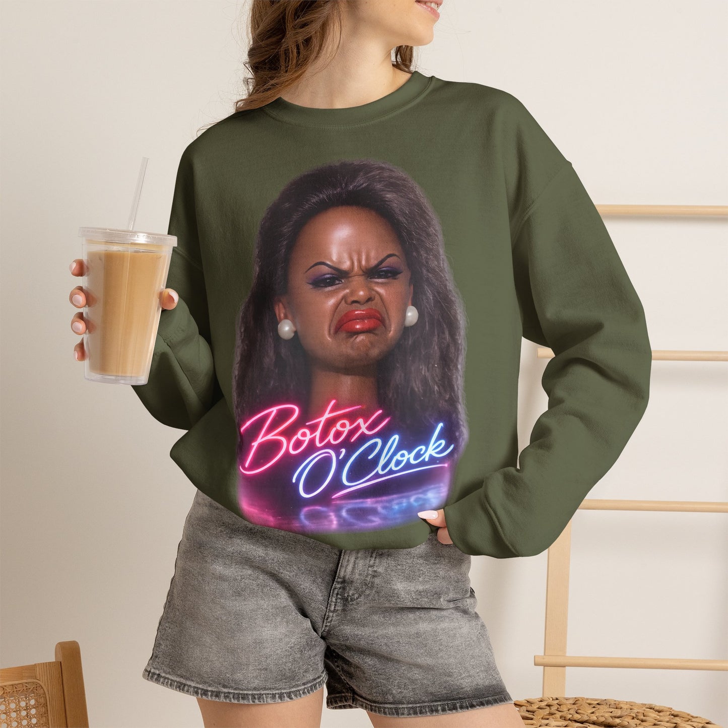 Botox O'Clock T-Shirt Damen Herren – Lustiges Neon Meme Statement Shirt Geschenk für Beauty Fans