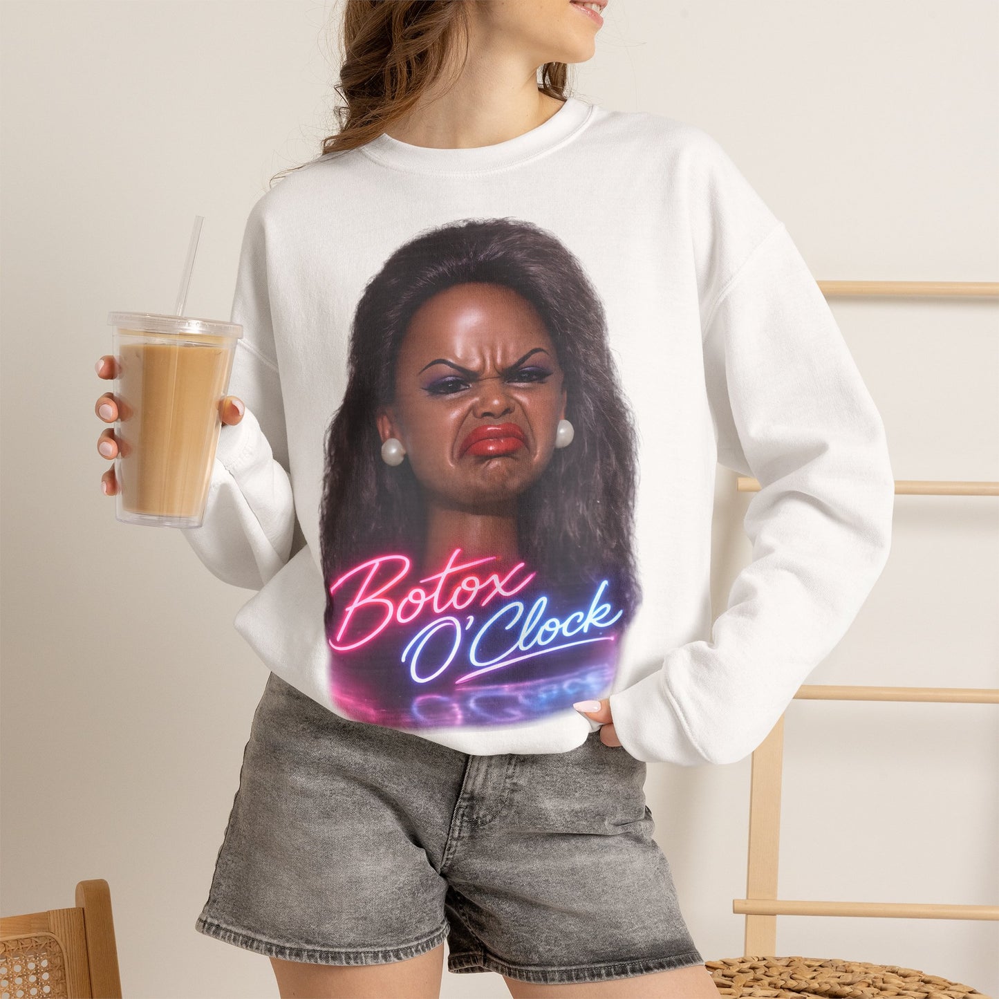 Botox O'Clock T-Shirt Damen Herren – Lustiges Neon Meme Statement Shirt Geschenk für Beauty Fans