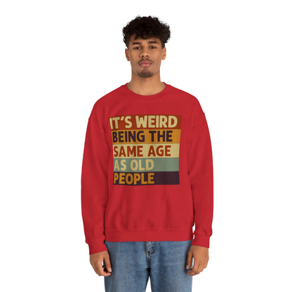 „It’s weird being the same age as old people“ – Vintage Sweatshirt mit Alterswitz – Freches Satire-Design für mutige Statements | True Insights