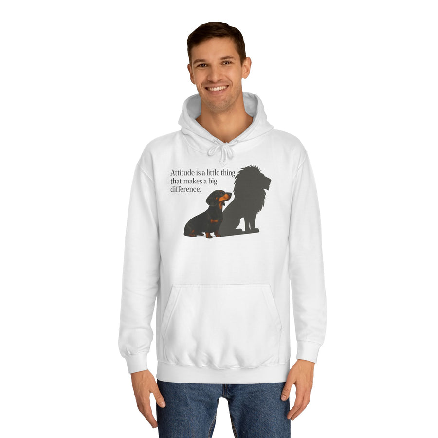Sweat à capuche teckel humoristique – « Attitude is a little thing… » teckel avec ombre de lion