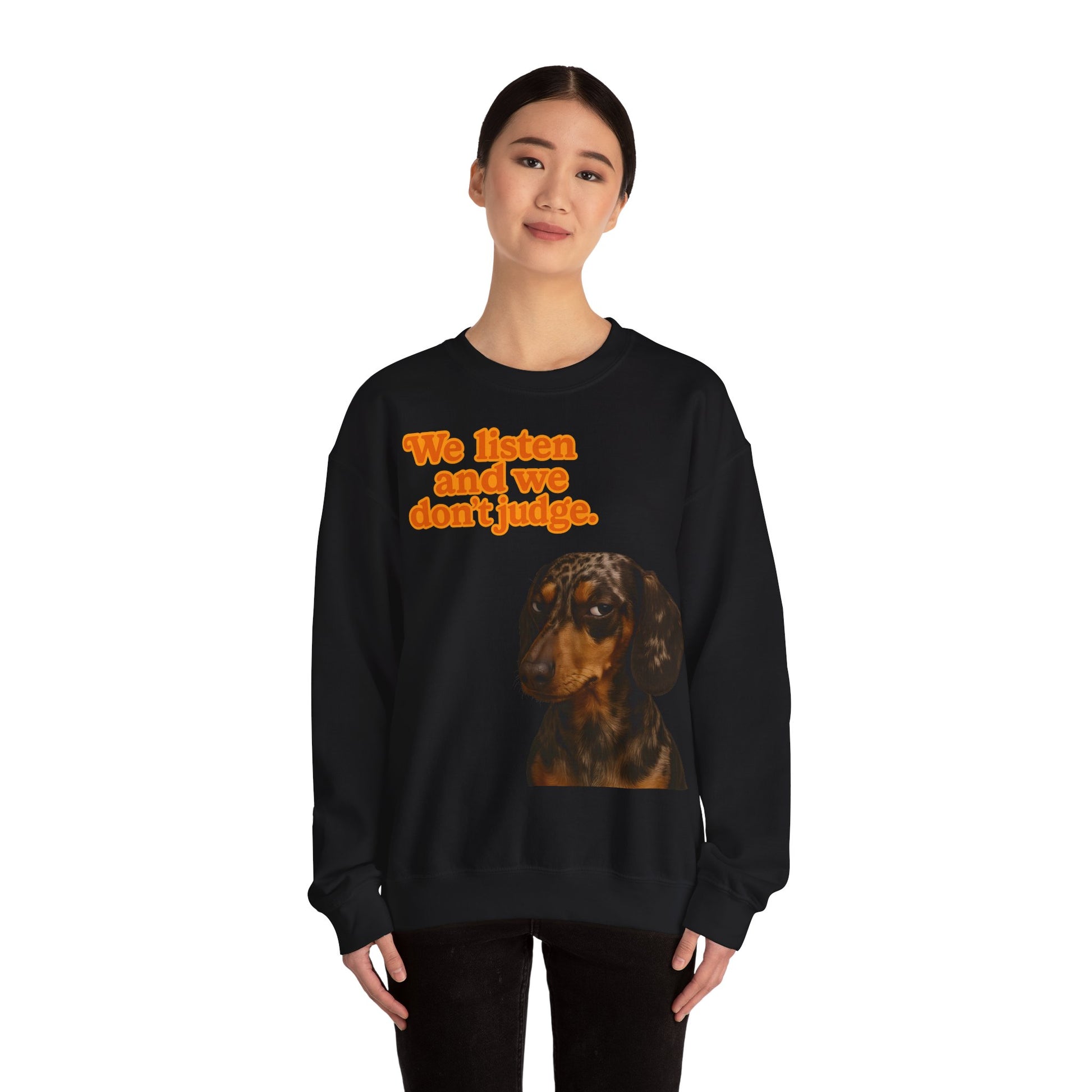 Dackel-Sweatshirt mit Retro-Print & dem Spruch „We listen and we don’t judge.“ Für Hundefans mit Humor – bequem, warm & voller Charakter.