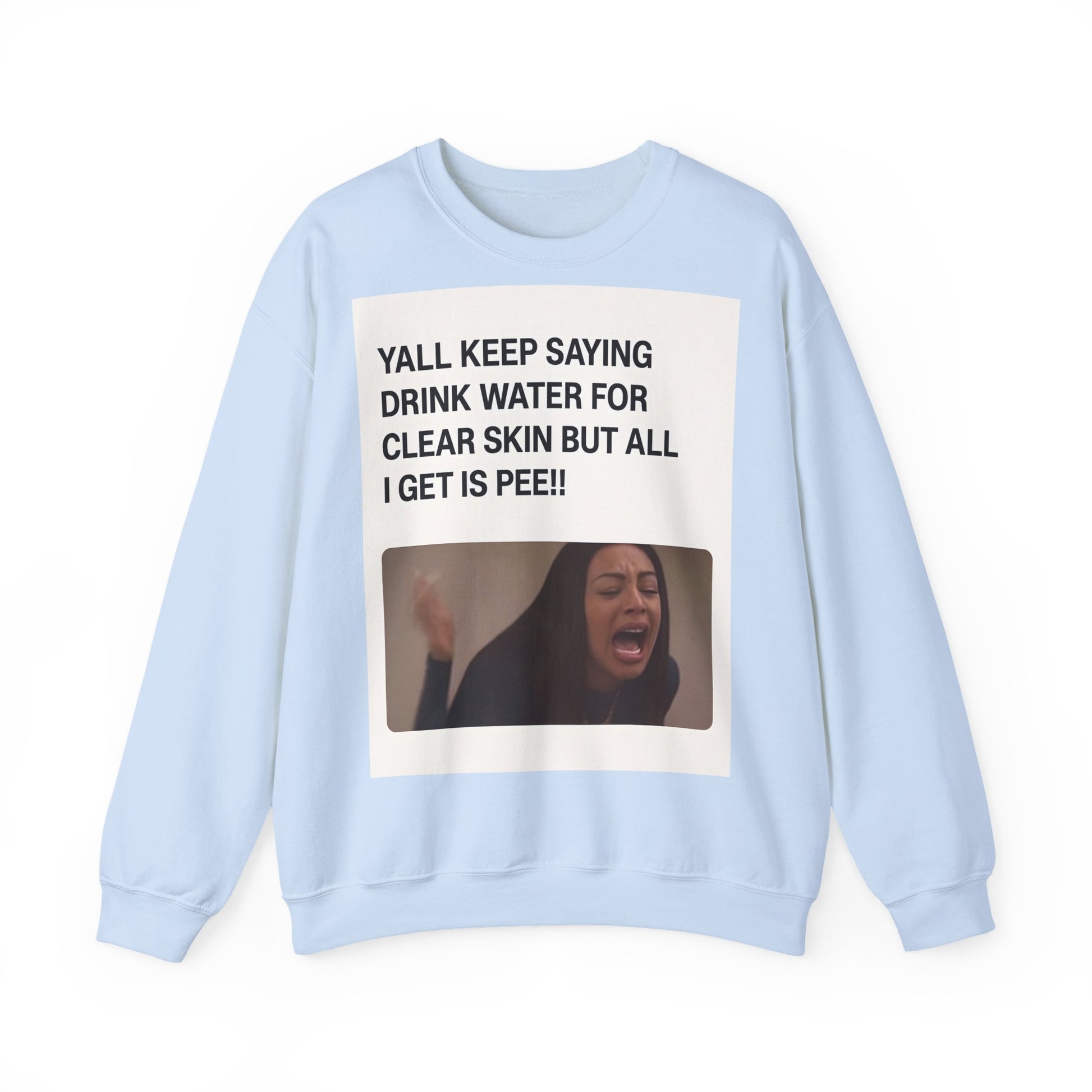 Sweatshirt – Sarkastisches Meme-Sweatshirt – „Drink Water for Skin… all I get is Pee!“ | True Insights Design mit Humor