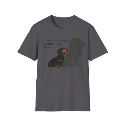 Dackel Shirt mit Spruch – „Attitude is a little thing…“ | Inspirierendes Motiv mit Löwen-Schatten – Lustiges T-Shirt | True Insights – Bild 10