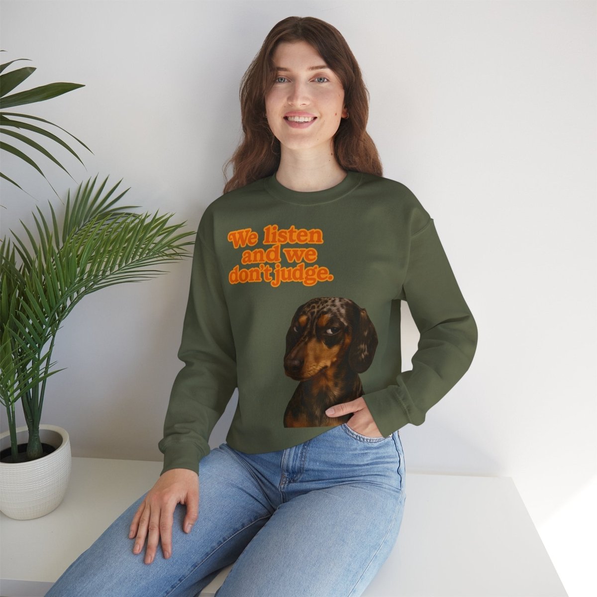 Dackel-Sweatshirt mit Retro-Print & dem Spruch „We listen and we don’t judge.“ Für Hundefans mit Humor – bequem, warm & voller Charakter.