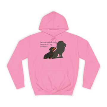 Dackel Hoodie „Attitude is a little thing“ – Das Mutmach-Geschenk für Dackel-Fans – Candyfloss Pink – Vorderseite