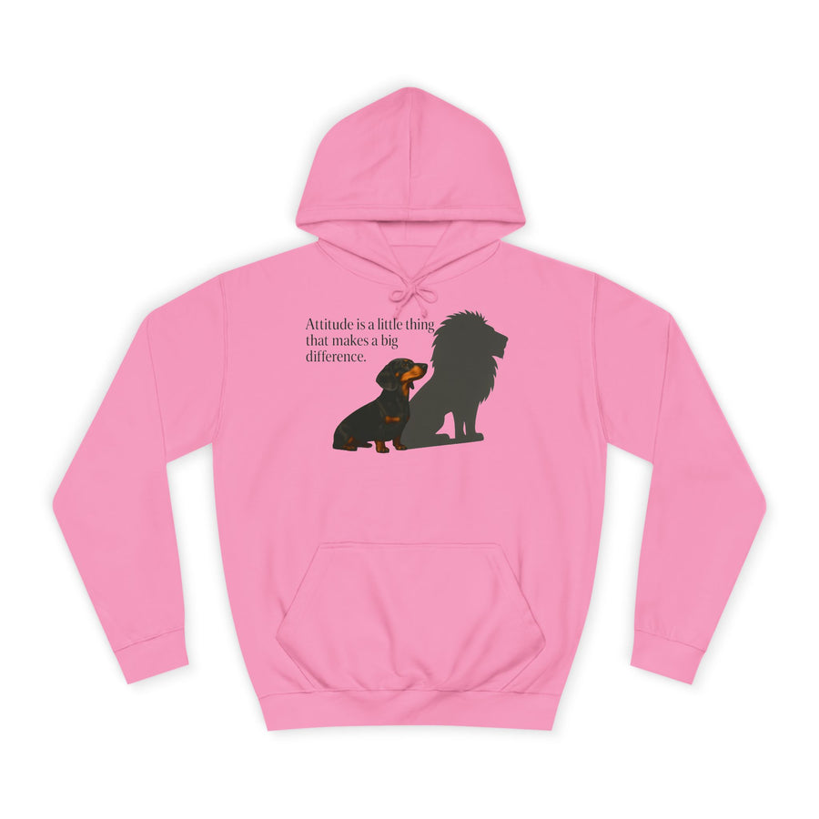 Sweat à capuche teckel humoristique – « Attitude is a little thing… » teckel avec ombre de lion