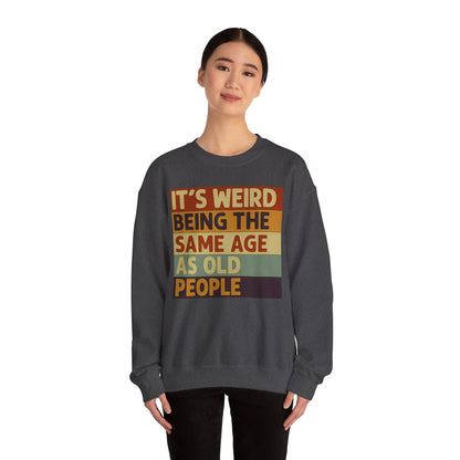 „It’s weird being the same age as old people“ – Vintage Sweatshirt mit Alterswitz – Freches Satire-Design für mutige Statements | True Insights