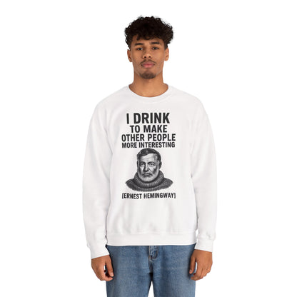 Hemingway Zitat Sweatshirt – "I Drink to Make Other People More Interesting" | Literaten & Genießer Pullover-Sweatshirt-True Insights