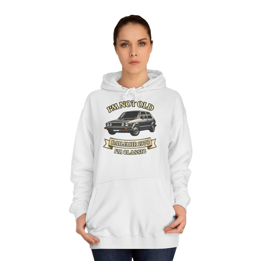 Weißer Hoodie mit Aufdruck eines VW Golf und Text „I'M NOT OLD BAUJAHR 1976 I'M CLASSIC“.
