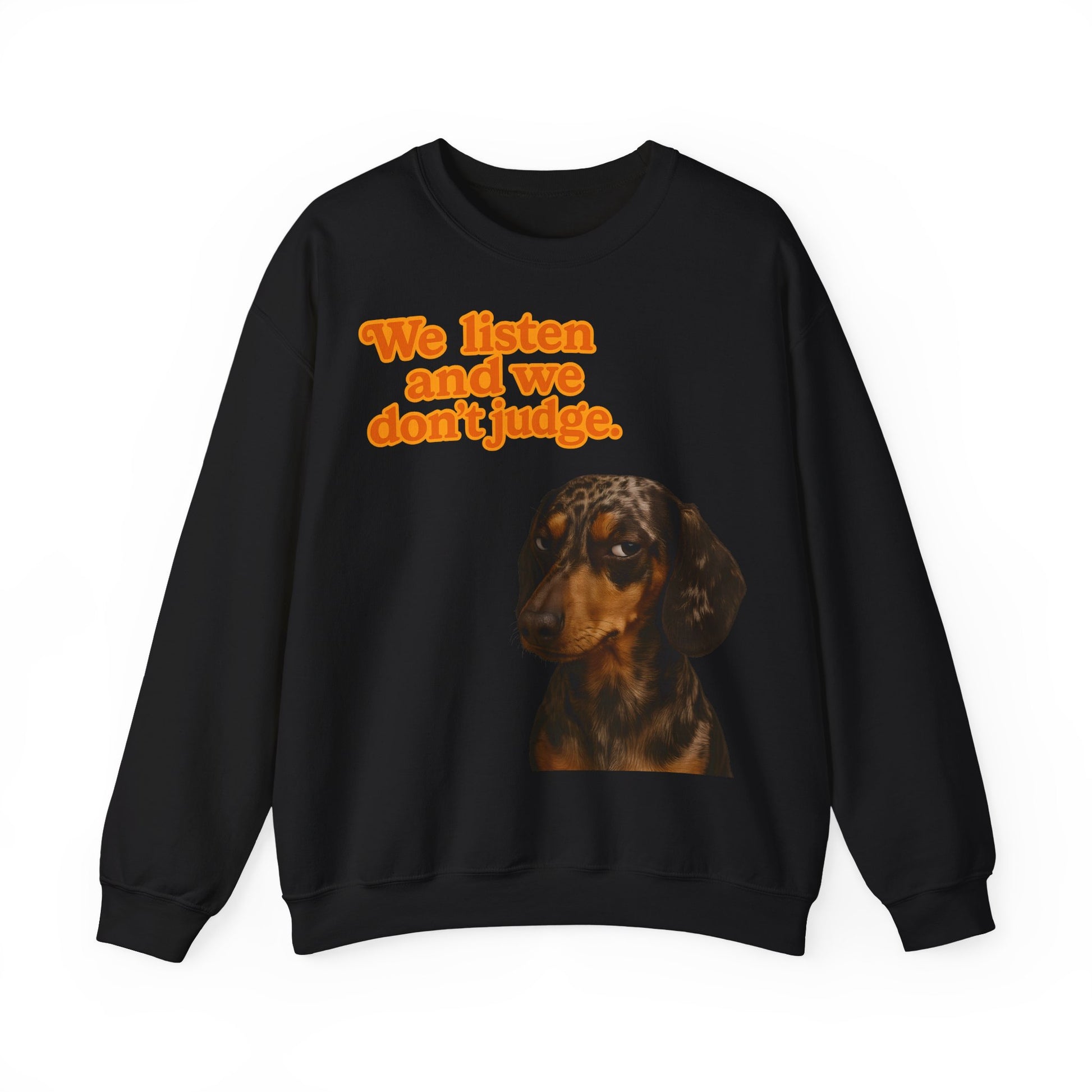 Dackel-Sweatshirt mit Retro-Print & dem Spruch „We listen and we don’t judge.“ Für Hundefans mit Humor – bequem, warm & voller Charakter.