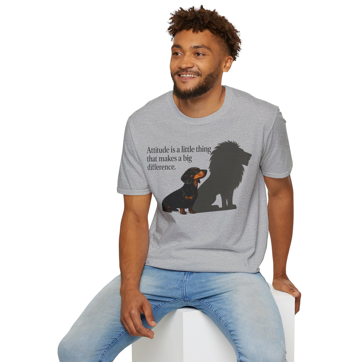 Dackel Shirt mit Spruch – „Attitude is a little thing…“ | Inspirierendes Motiv mit Löwen-Schatten – Lustiges T-Shirt | True Insights – Bild 26