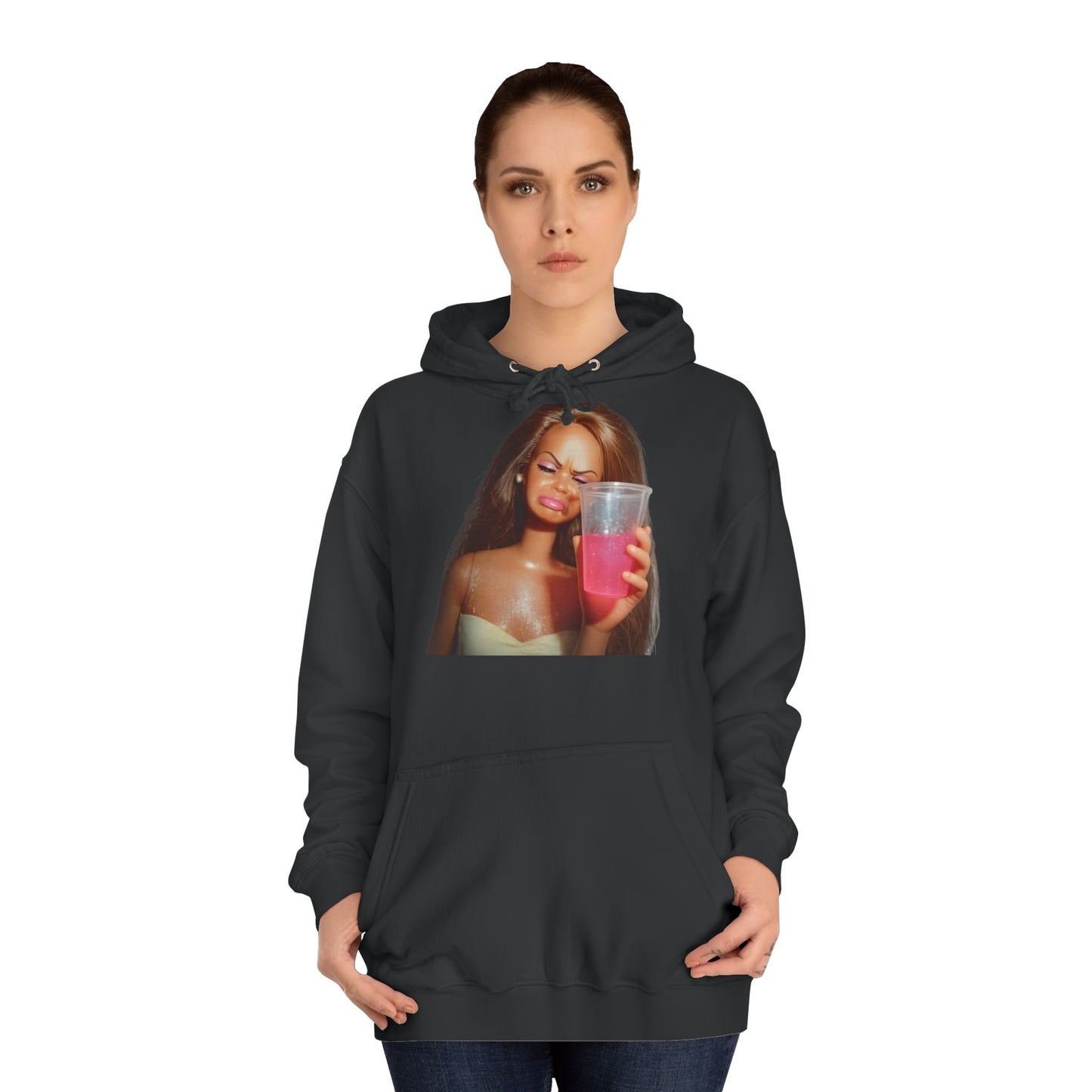 Doll Meme Barbicore Hoodie – Funny Sad Doll mit Pink Drink Kapuzenpullover für Meme-Fans & Pop-Culture-Liebhaber