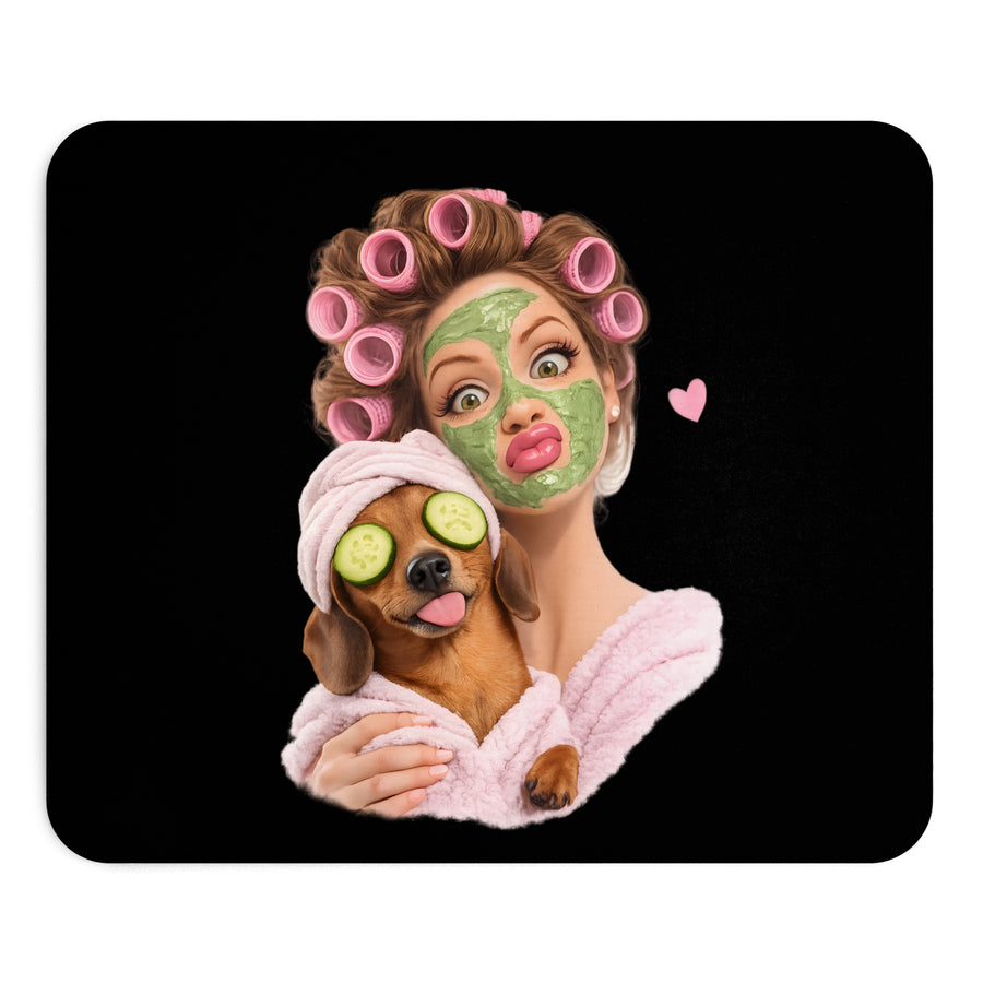 Tapis de souris Spa Day — Femme au masque de beauté & teckel | Tapis de souris drôle bien-être & beauté pour amoureux des chiens
