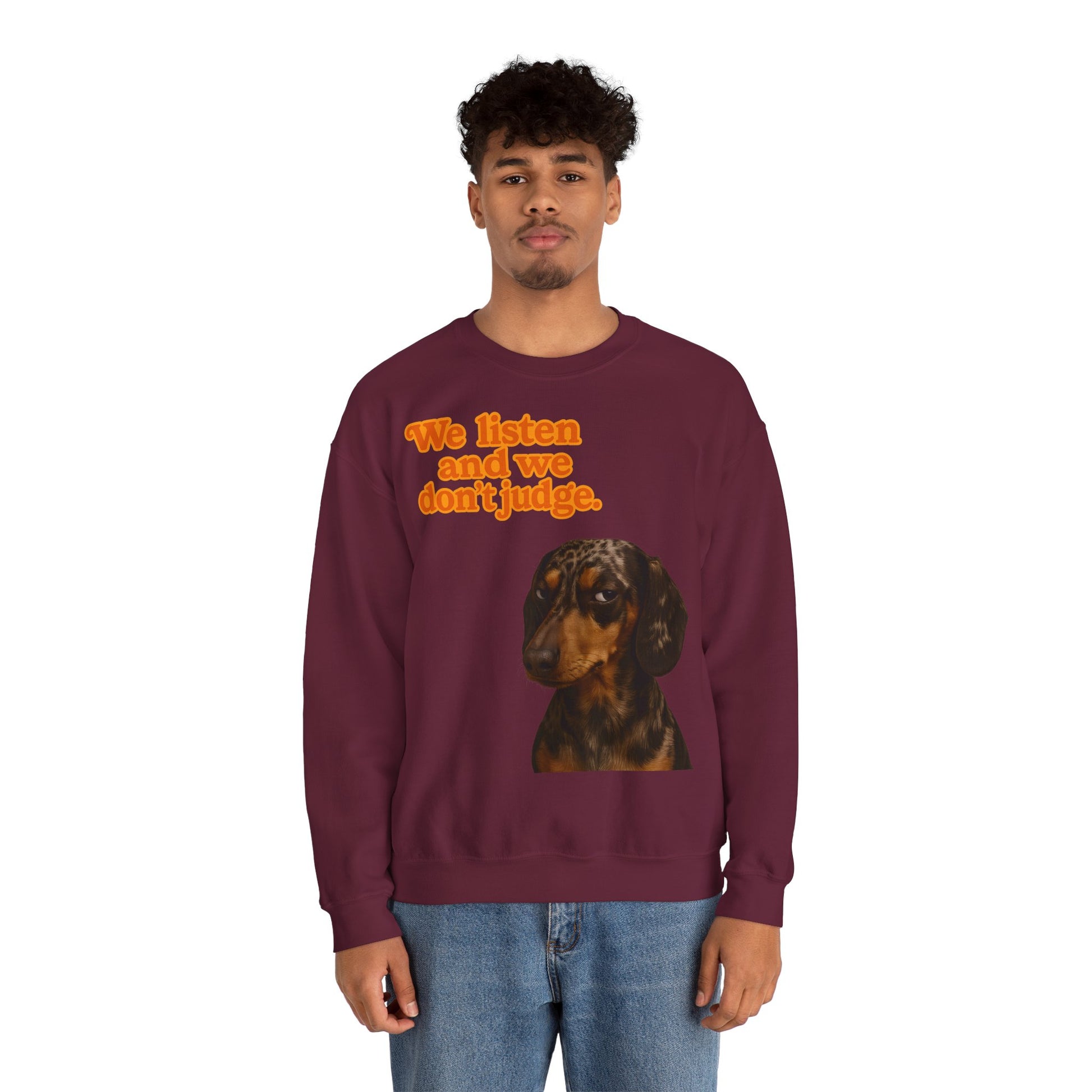 Dackel-Sweatshirt mit Retro-Print & dem Spruch „We listen and we don’t judge.“ Für Hundefans mit Humor – bequem, warm & voller Charakter.