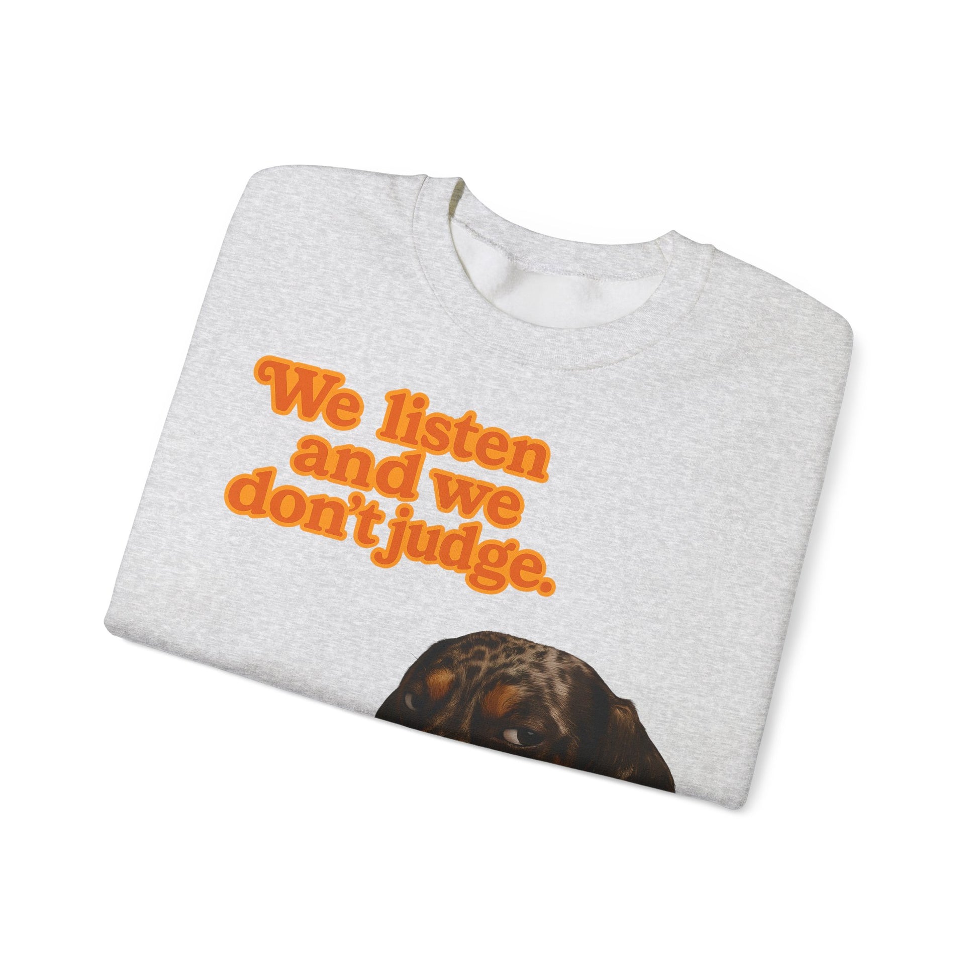 Dackel-Sweatshirt mit Retro-Print & dem Spruch „We listen and we don’t judge.“ Für Hundefans mit Humor – bequem, warm & voller Charakter.
