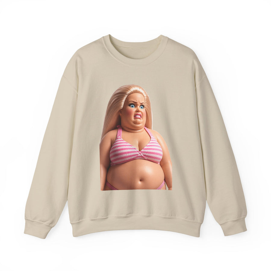 True Insights Genervte Blondine Sweatshirt – Lustiges Statement-Motiv mit Bikini-Puppe in Sand