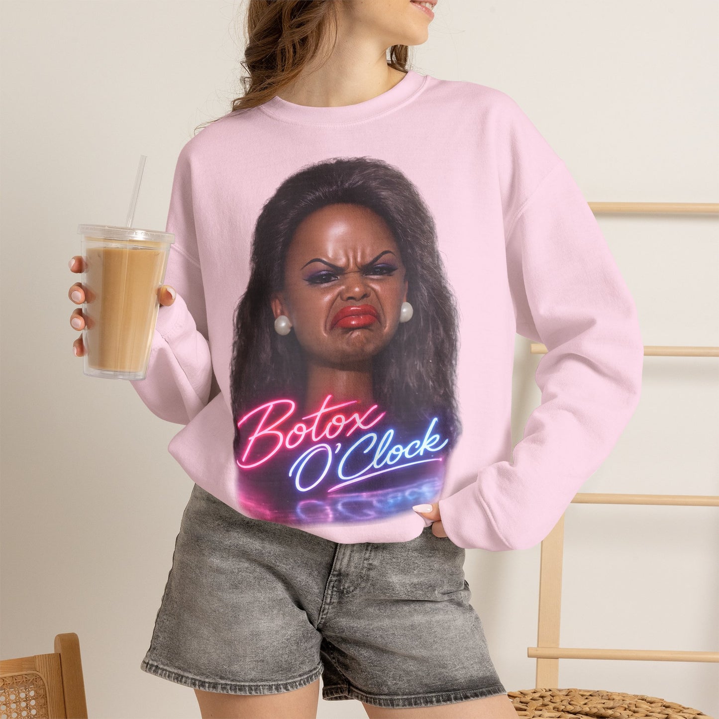 Botox O'Clock T-Shirt Damen Herren – Lustiges Neon Meme Statement Shirt Geschenk für Beauty Fans